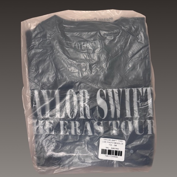 NWT Official Taylor Swift The Eras Tour 1989 Album Tshirt - Picture 4 of 4